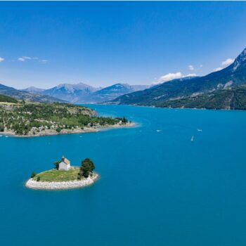 chapel-saint-michelle-in-lake-de-serre-poncon-alps-de-haute-provence-picture-id1163012709