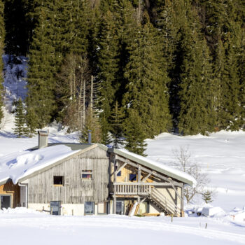 Paysage jurassien en hiver. La grosse batisse sort de la neige.