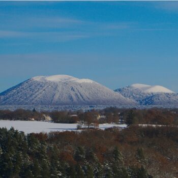 snowcapped-dome-puy-picture-id953176342